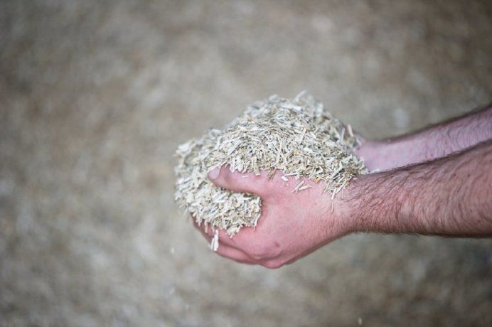 El Hempcrete, concreto hecho con cáñamo y cal, es más liviano, resistente al fuego, al moho y a la humedad que el concreto regular.